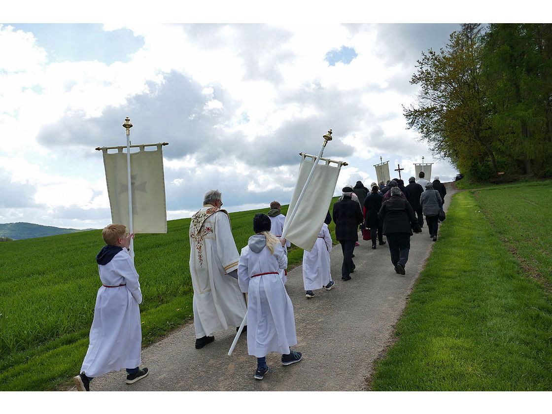 Bittprozession an der Weingartenkapelle (Foto: Karl-Franz Thiede)